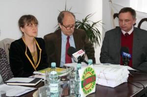 Członkowie Koalicji Polska Wolna od GMO na konferencji prasowej. Od lewej: Jadwiga Łopata, laureatka "ekologicznego Nobla" i sir Julian Rose