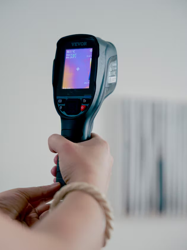 La caméra thermique utilisée par Meryll Frebour pour détecter les zones de chaleur dans son appartement, à Paris, le 22 juin 2026.