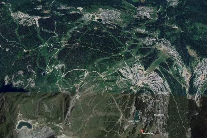 Vue satellitaire de la zone géographique de Courchevel, avec la retenue d’eau de la Loze en bas à gauche, en juin 2025.