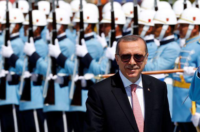 La Turquie de Recep Tayyip Erdogan, ici lors d'une cérémonie à Ankara, en août 2016, et la Hongrie de Viktor Orban, ou l'avènement des "démocratures" - ces "dictatures maquillées en démocraties".