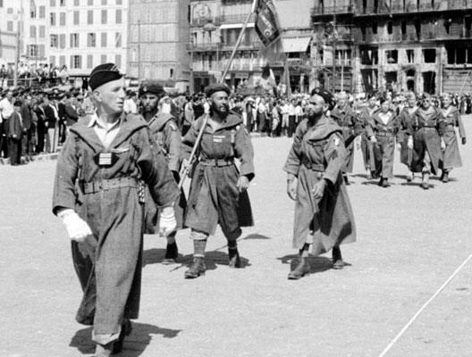 Les tabors marocains et les goumiers algériens de l'armée de De Lattre défilent à Marseille le 29 août 1944 (photo : ECPAD)