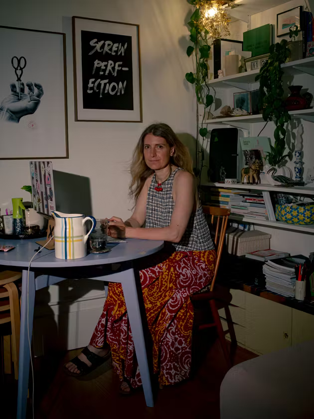 Sandra Robert, locataire d’un appartement dans le 17ᵉ arrondissement de Paris, vit dans la pénombre pour se protéger des chaleurs étouffantes, le 22 juin 2026.