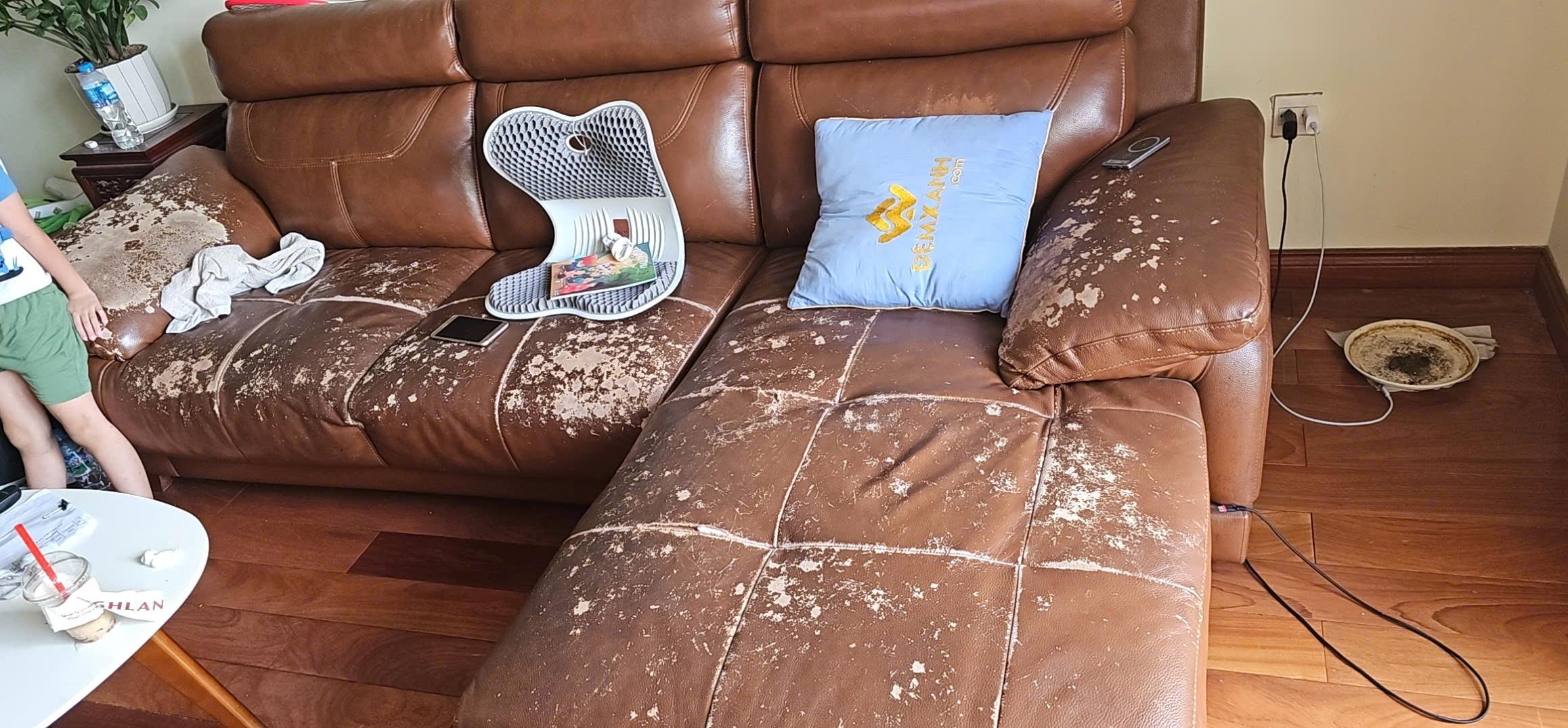 Ghế sofa cũ trước khi bọc tình trạng da xuống cấp nghiêm trọng