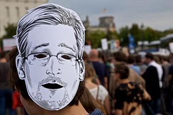 Jak się oszukuje ludzi w majestacie prawa! Snowden