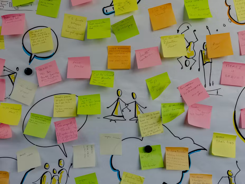 Des mots laissés par les agents formés auprès de « La Réno ! », dont le travail se concentre sur le test de nombreuses innovations pour rénover les bâtiments, à l’école polyvalente publique Franc-Nohain, à Paris, le 6 juillet 2026.