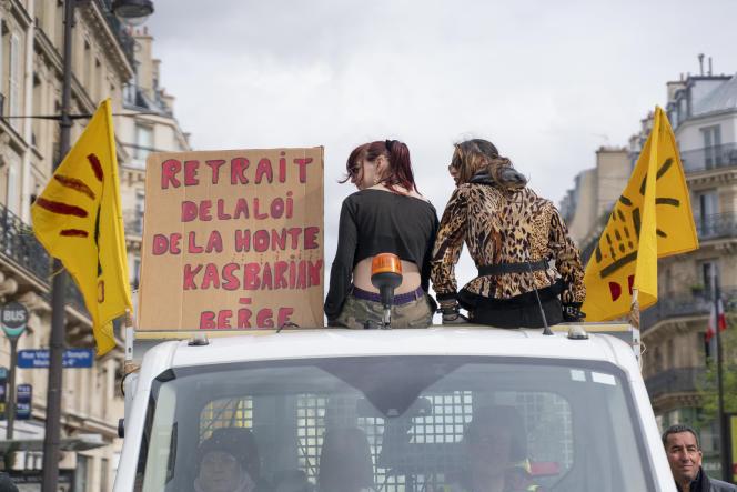 Manifestation contre la loi Kasbarian-Bergé et pour le droit au logement pour tous, à Paris, le 1er avril 2023.