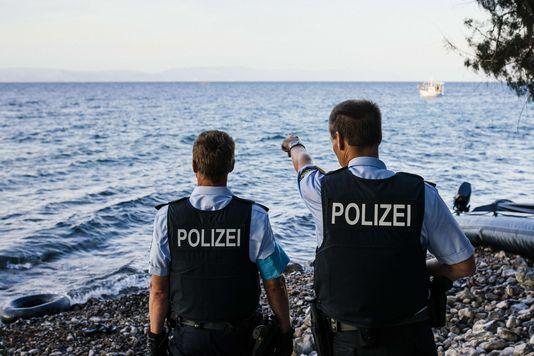 Des officiers de police allemands, envoyés sur l'île de Lesbos par l'agence européenne de surveillance des frontières Frontex.   AFP PHOTO / DIMITAR DILKOFF