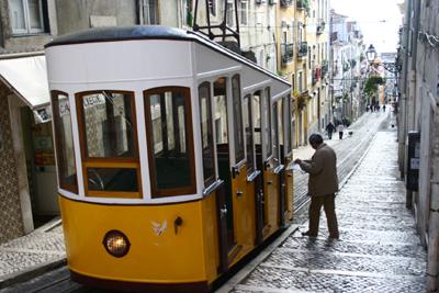 I love the yellow trams of Lisboa
