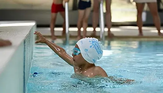 "Avant, j'avais très peur" : à Clichy-sous-Bois, des enfants apprennent à nager avec des champions olympiques