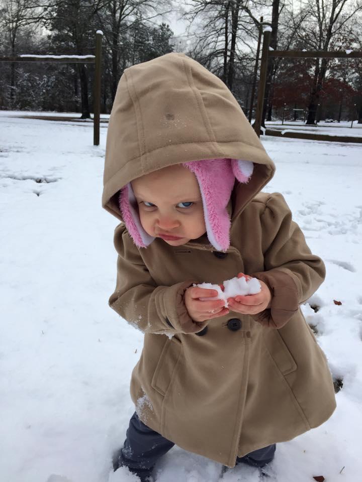 Podobnie jak Czerwony Beret powyżej, "Polska dziewczynka bawiąca się śniegiem" stała się przez chwilę popularnym na Zachodzie memem internetowym.