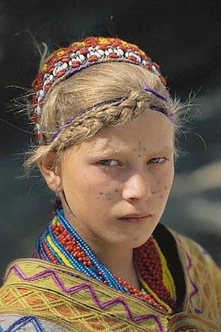 girl-from-kalash-pakistan-with-facial-tattoos2.jpg