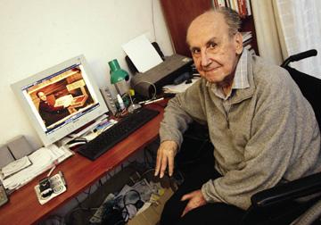Jacek Karpiński w swoim pokoiku. Na monitorze jego zdjęcie z 1968 r. z komputerem KAR-65, fot. Henryk Przondziono