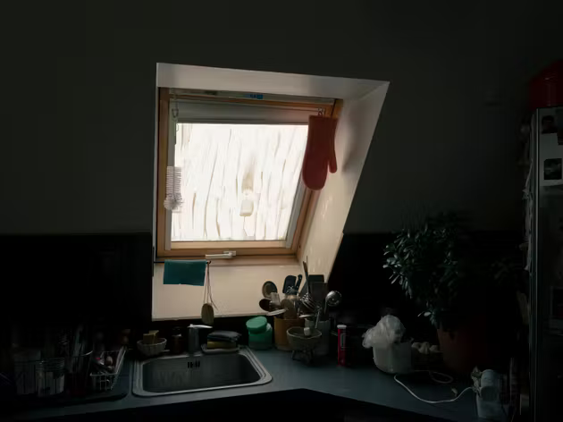 Les vitres recouvertes de blanc de Meudon par Meryll Frebour pour réduire la température dans sa cuisine, à Paris, le 22 juin 2026.