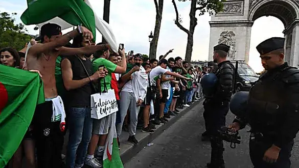 Paris : après la victoire de l'Algérie, 50 personnes interpellées
