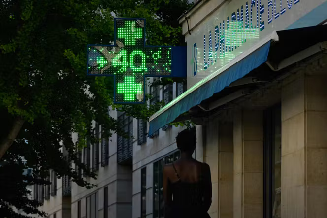 Une pharmacie indique la température extérieure, à Bordeaux, le 6 juillet 2026.