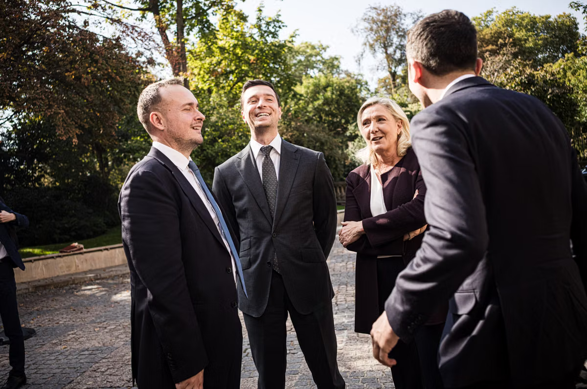 Marine Le Pen et Jordan Bardella, avec Christopher Szczurek et Julien Sanchez, avant la photo du nouveau groupe RN au Sénat, à Paris, le 29 septembre 2026.