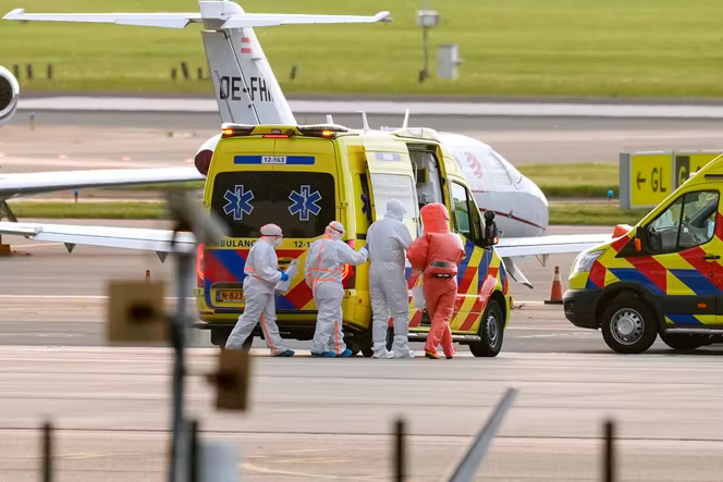 Du personnel médical accueille l’un des malades évacués du paquebot « Hondius », à son arrivée à l’aéroport d’Amsterdam, le 6 mai 2026.
