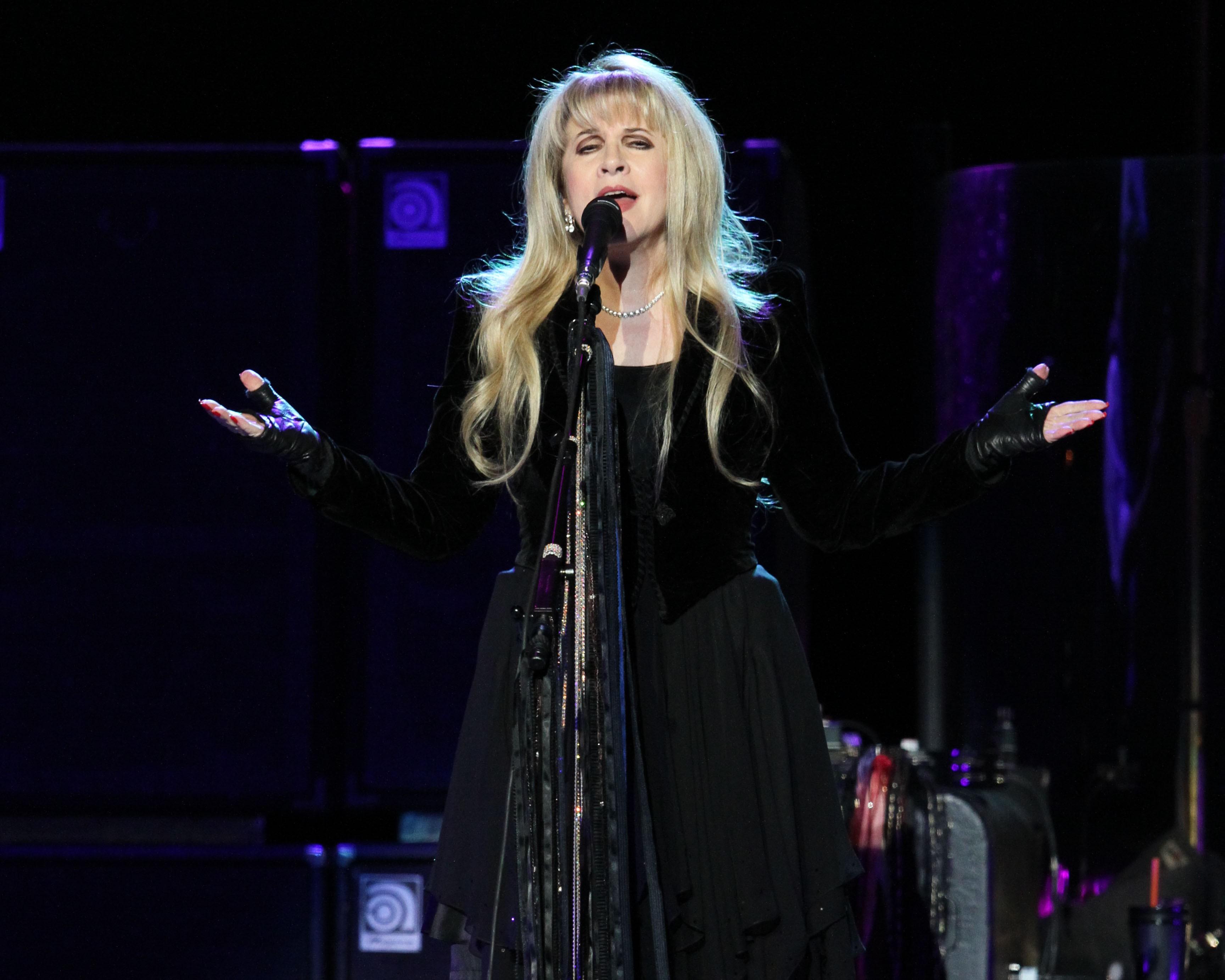 Fleetwood Mac charts tour sans Lindsey.