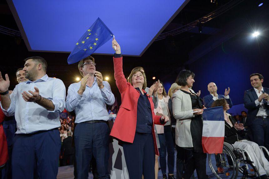 Nathalie Loiseau (au centre) avec Pascal Canfin (deuxième à gauche) lors du meeting de lancement de campagne à Aubervilliers.