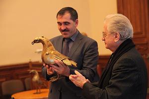 Президент Ингушетии Юнус-Бек Евкуров с гербом ингушей Гором