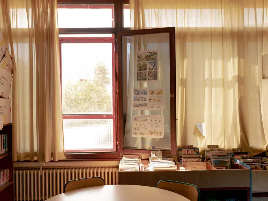 Une salle de classe non rénovée de l’école polyvalente publique Franc-Nohain, à Paris, le 6 juillet 2026.