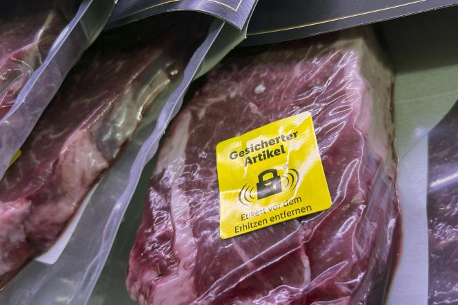 Un steak de bœuf emballé, sur lequel est apposée une étiquette jaune affichant « article sécurisé », dans un magasin Lidl, à Haar (Allemagne), en octobre 2022.