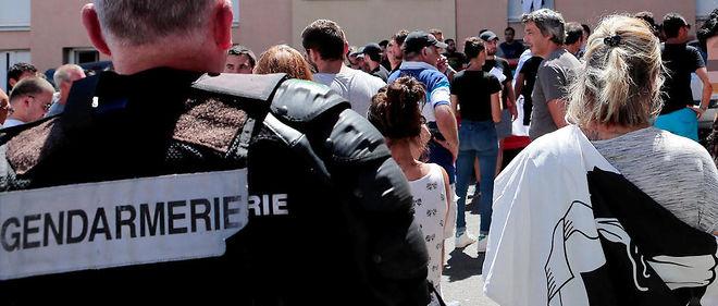 Dimanche 14 août, une centaine de personnes s'est rassemblée devant la mairie puis la préfecture de Bastia pour protester de l'agression de la veille dans le petit village de Sisco.