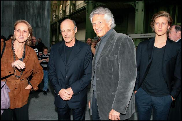 Dominique de Villepin, avec son fils, Arthur, et le plasticien Anselm Kiefer, en 2007, au Grand Palais, à Paris.