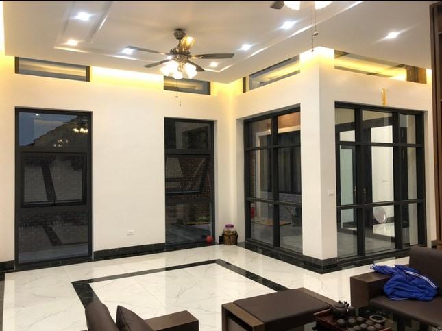 Không gian sáng và sang trọng khi kết hợp với nhôm kính