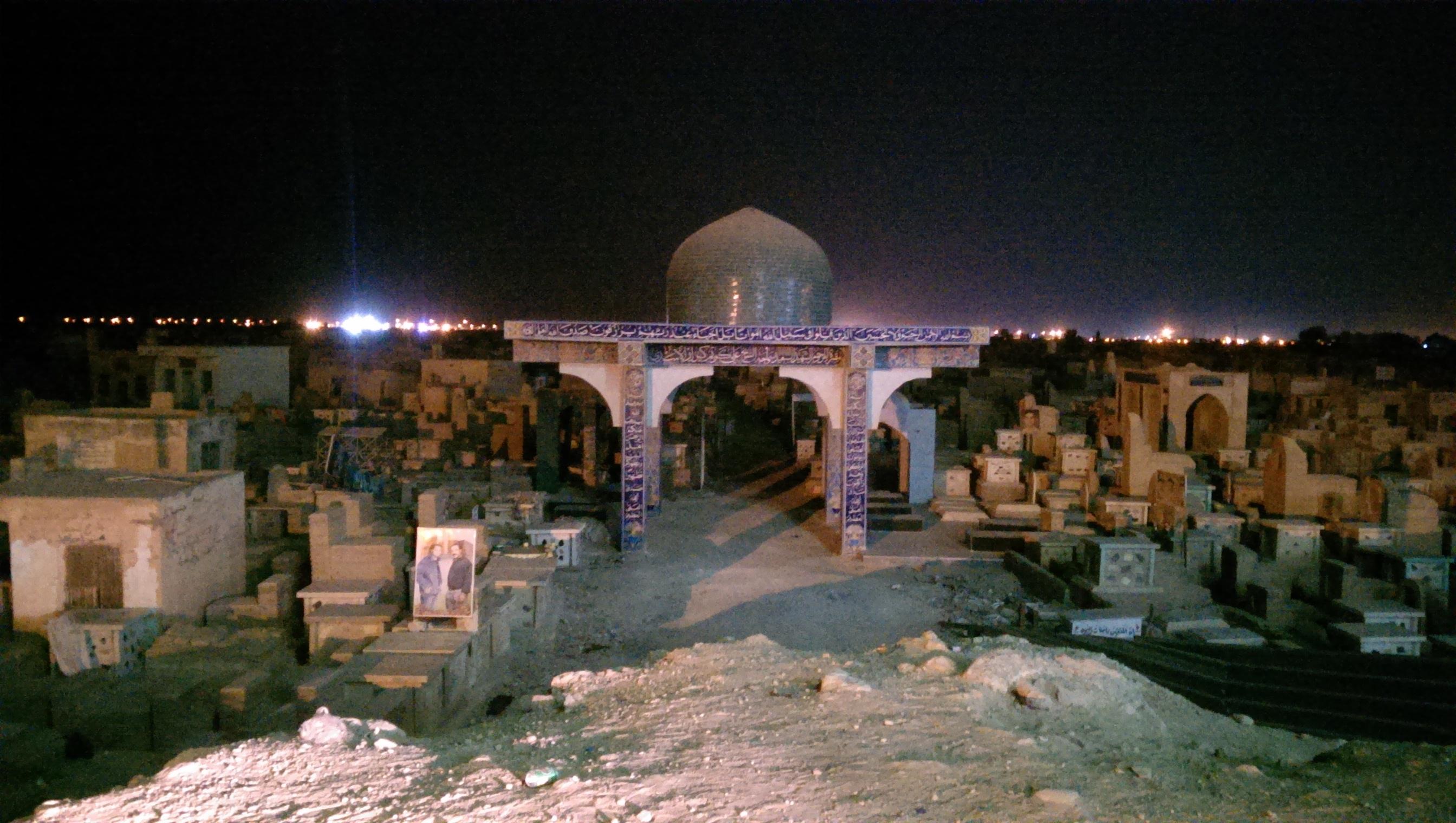 File:Wadi-us-salam cemetery.jpg - Wikimedia Commons
