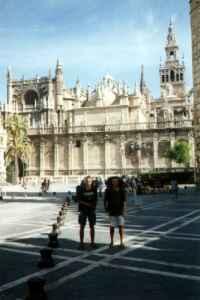 Przed katedrą w Sevilli
