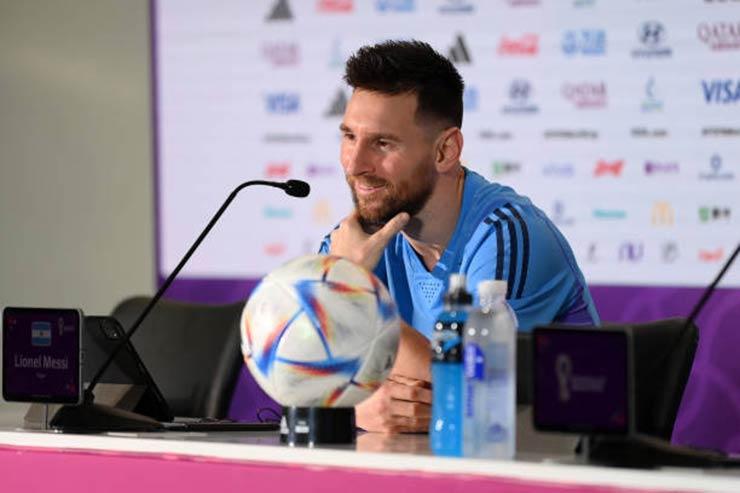 Argentina vào tứ kết World Cup, Messi nói gì trong cuộc họp báo? - 1