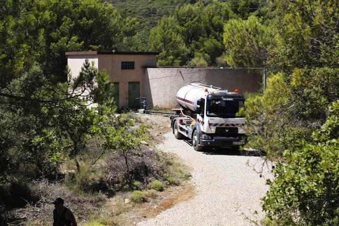 Un camion-citerne de 8 000 litres acheté par la commune effectue jusqu’à sept navettes par jour entre une bouche d’incendie se trouvant à Fayence et le réservoir Sainte-Brigitte de Seillans. A Seillans, dans le Var, le 31 juillet 2022.