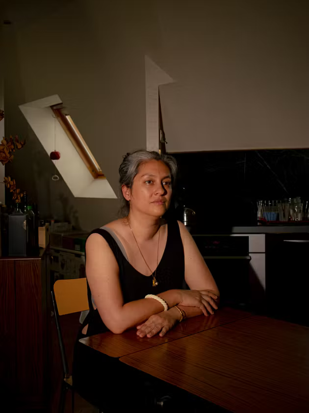 Meryll Frebour, conseillère en rénovation énergétique, dans son appartement sous les toits, dans le 17ᵉ arrondissement de Paris, le 22 juin 2026.