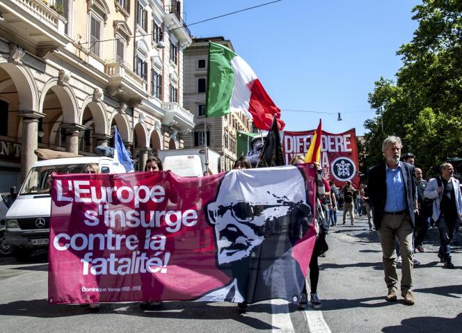 Un portrait de Dominique Venner brandi au cours d’une marche marquant les trois ans de sa mort, à l’appel de l’organisation néofasciste italienne CasaPound, à Rome, le 21 mai 2016.