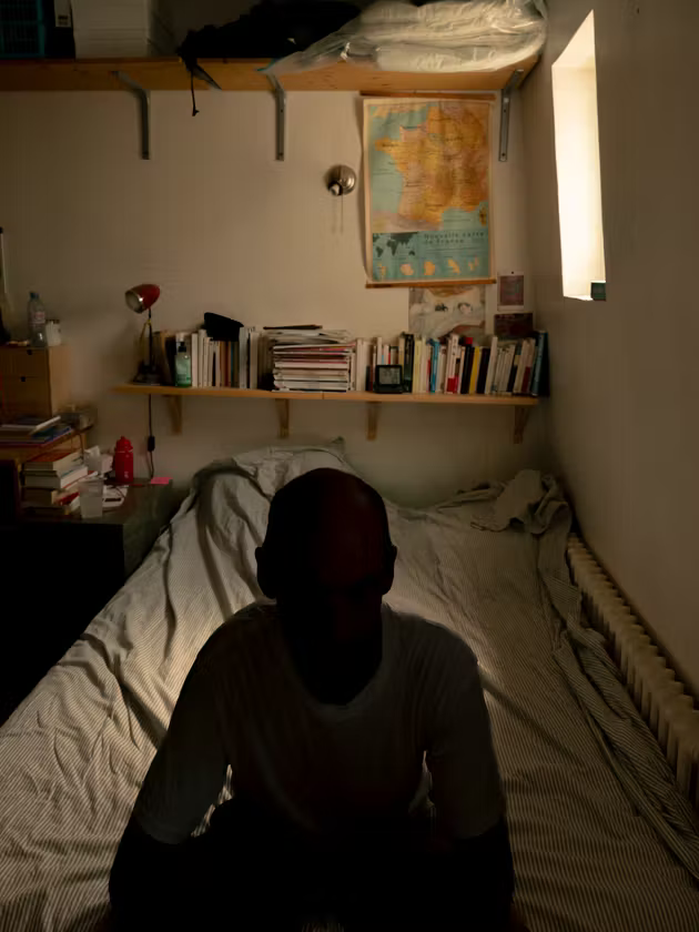 Matthieu, professeur d’histoire-géographie, dans la chambre de son appartement sous les toits d’un immeuble du boulevard Marguerite-de-Rochechouart, où la température a atteint 35 °C, à Paris, le 22 juin 2026.