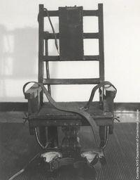Prawdziwe krzesło elektryczne. W eksperymencie Milgrama używano zwykłego krzesła z oparciami na ręce. Do prądu "podłączone" były tylko nadgarstki ucznia.
