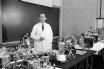 Kwiecień 1955, uniwersytet w Pittsburgu: dr Jinas Salk, który rozwinął szczepionkę przeciw polio, tłumaczy jej działanie - miniatura
