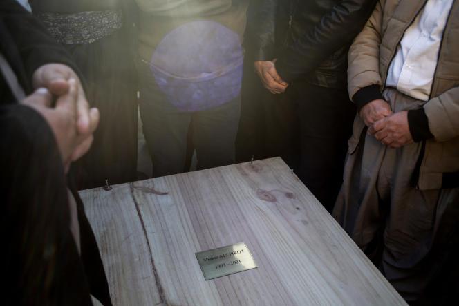 Enterrement de Shakar Ali Pirot, à Rania (Irak), le 26 décembre 2021. L’homme est mort en tentant de traverser la Manche pour rejoindre l’Angleterre, le 24 novembre 2021, sur un « small boat ». Vingt-sept personnes sont mortes dans ce naufrage.