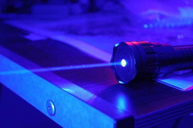 Polscy naukowcy chcą wreszcie skomercjalizować niebieski laser. Szukają inwestora. Czy pomoże im Grupa Azoty?