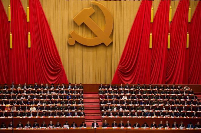 Les délégués du 19e congrès du Parti communiste chinois, avec, au centre, le président  Xi Jinping, lors de la clôture du congrès, à Pékin, le 24 octobre 2017.