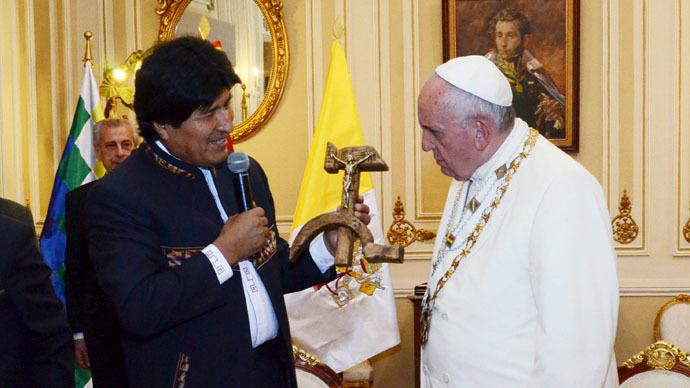 Bolivia's President Evo Morales (L) presents a wooden hammer and sickle, with a figure of a crucified Christ resting on the hammer, as a gift to Pope Francis at the presidential palace in La Paz, July 8, 2015. (Reuters/Bolivian Presidency)