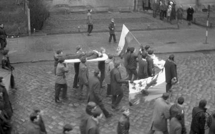 Robotnicy niosą ciało Zbigniewa Godlewskiego (znanego też jako Janek Wiśniewski) - robotnika zastrzelonego 17 grudnia 1970 r., prawdopodobnie przez żołnierzy Ludowego Wojska Polskiego