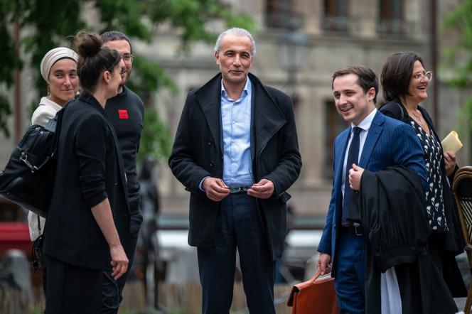 L’islamologue suisse Tariq Ramadan à côté de ses avocats Theo Badan et Yael Hayat alors qu’il quitte Genève le 24 mai 2023, après avoir été acquitté à l’issue de son procès pour « viol et contrainte sexuelle ».