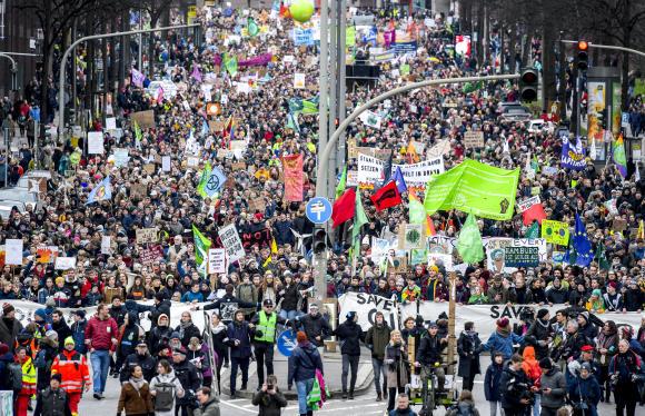 Une marche du mouvement Fridays for Future en faveur du climat, le 21 février à Hambourg. (AXEL HEIMKEN/DPA/PICTURE ALLIANCE VIA AFP)