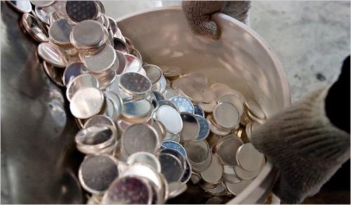 Produkcja złotych monet (fot. Djamila Grossman, New York Times)