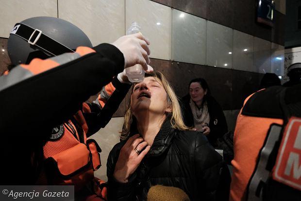 18.11.2020, Warszawa, posłanka Magdalena Biejat potraktowana przez policję gazem podczas manifestacji przeciw zaostrzeniu prawa antyaborcyjnego.