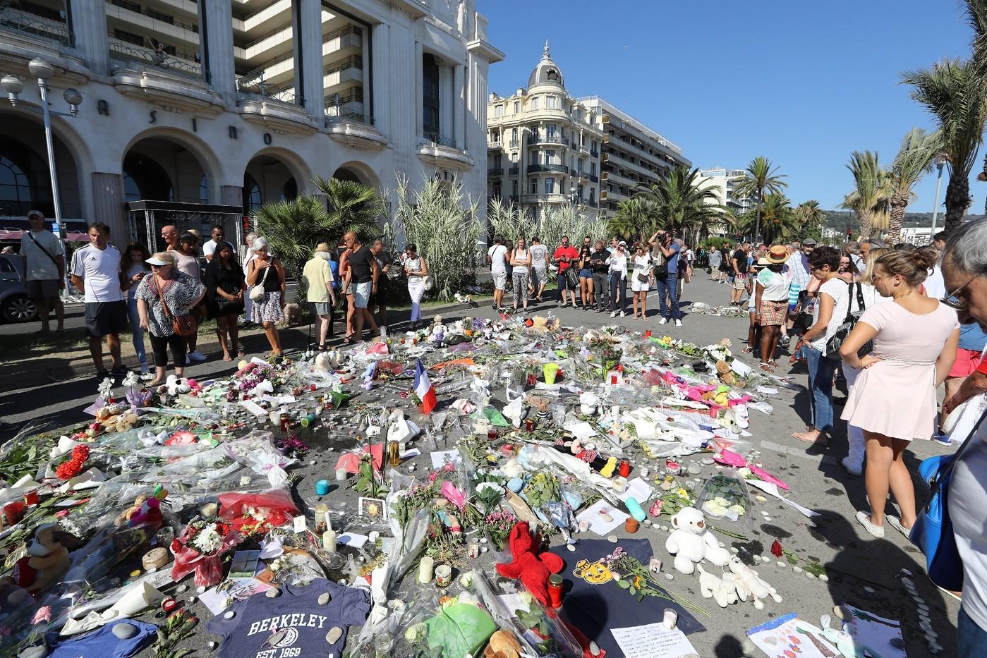 Des gens rassemblés devant le mémorial pour les victimes de l'attentat de Nice, le 17 juillet 2016  / AFP