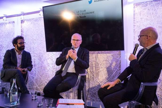 Jean-Bernard Lévy, PDG d’EDF, entouré de Nabil Wakim (à           gauche sur la photo) et de Philippe Escande (à droite), tous           deux journalistes au « Monde ».