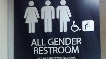 Toaleta uwzględniająca osoby trzeciej płci. Piktogram w kampusie Metropolitan State University w Saint Paul